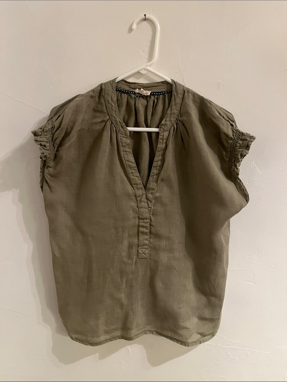 Antropolgie Women's Olive Short Sleeve V-Neck Linen Blend Top